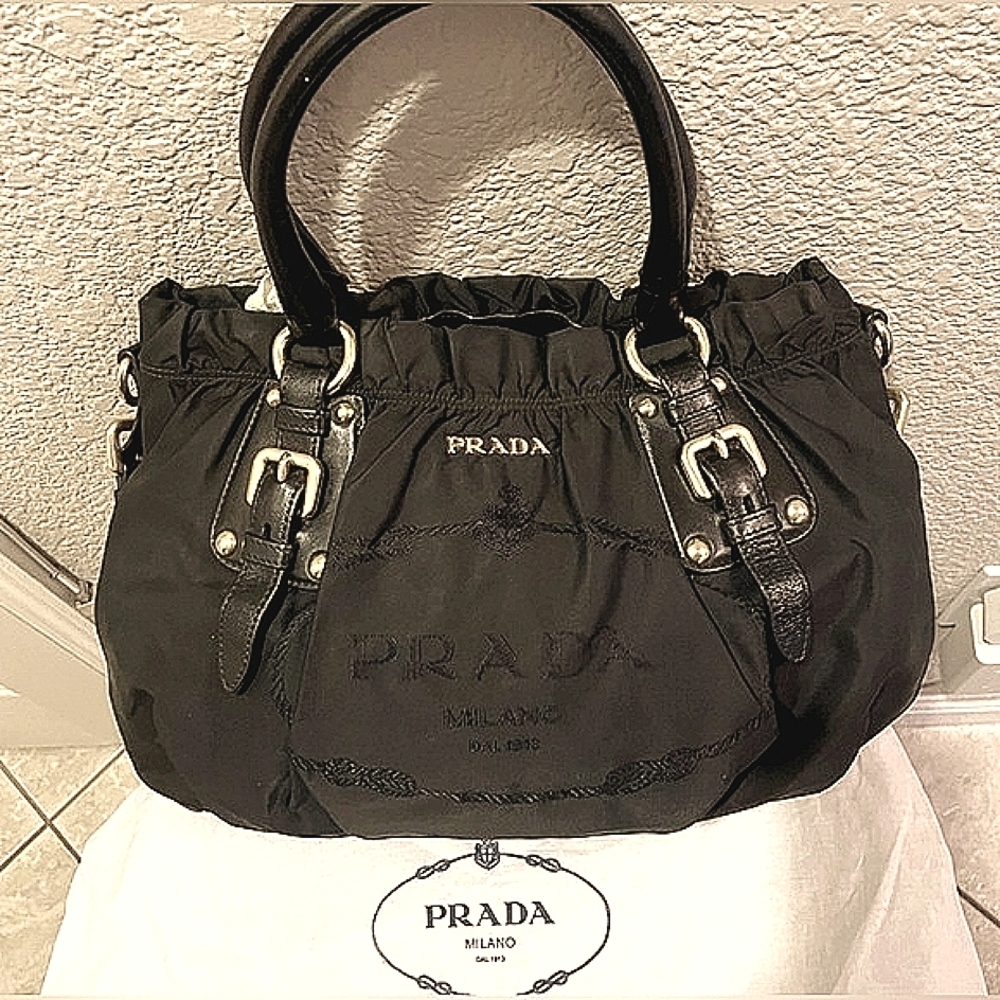 the Prada black shoulder bag 🖤